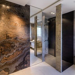 marmur kanadyjski na ścianie i granitowy słupek prysznicowy